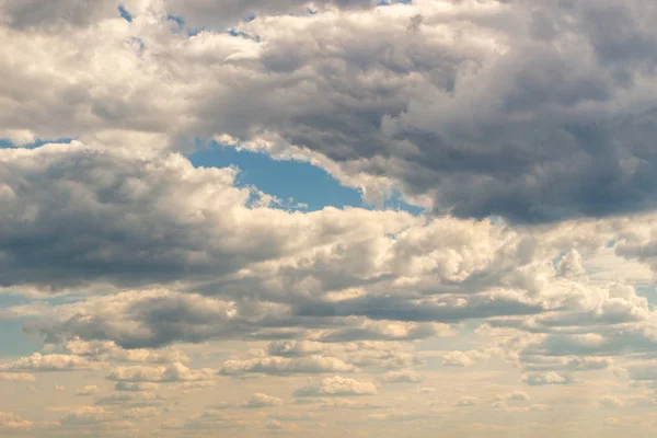Nuvole contro il cielo blu — Foto Stock
