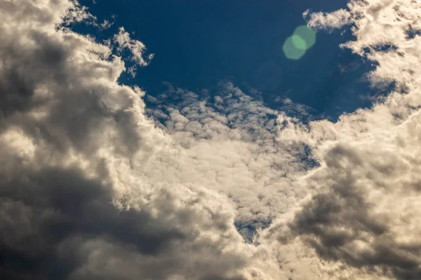 Mavi gökyüzüne karşı bulutlar — Stok fotoğraf