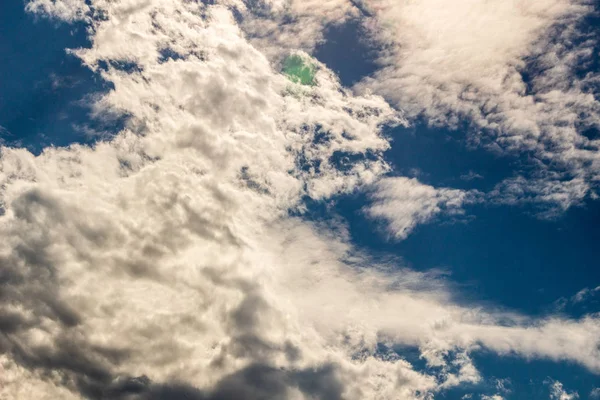 Nuvens contra o céu azul — Fotografia de Stock