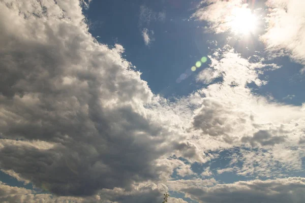 Nuvens contra o céu azul — Fotografia de Stock