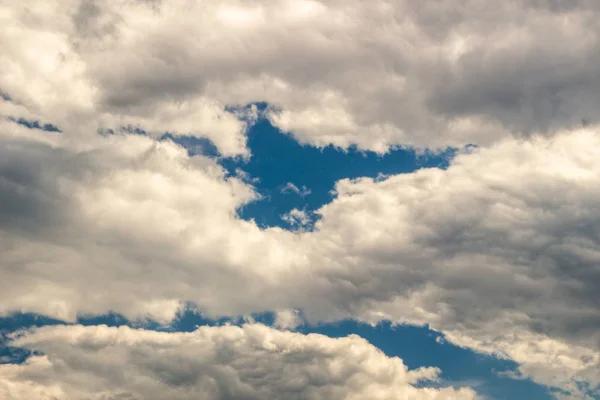 青い空に対する雲 — ストック写真