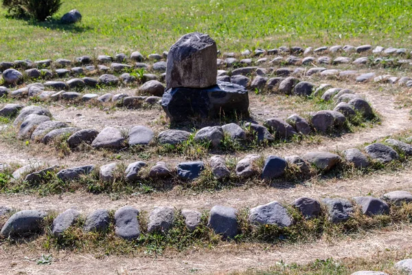 Labyrint kamenů v létě — Stock fotografie