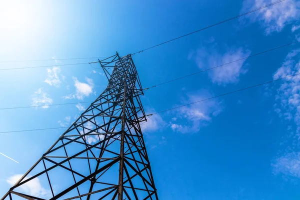 Power line podporu proti modré obloze na pozadí — Stock fotografie