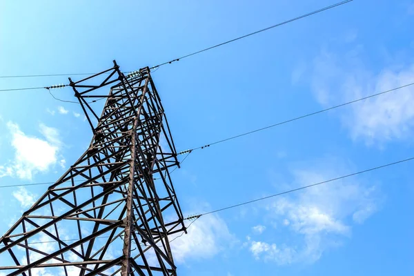 Power line podporu proti modré obloze na pozadí — Stock fotografie