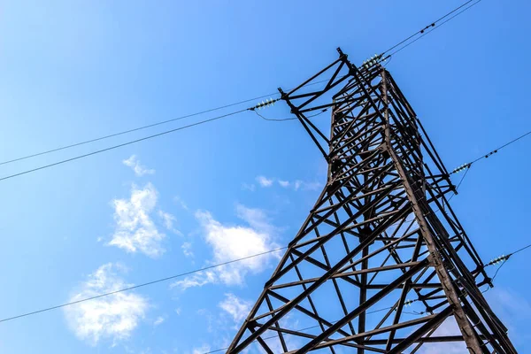 Power line podporu proti modré obloze na pozadí — Stock fotografie