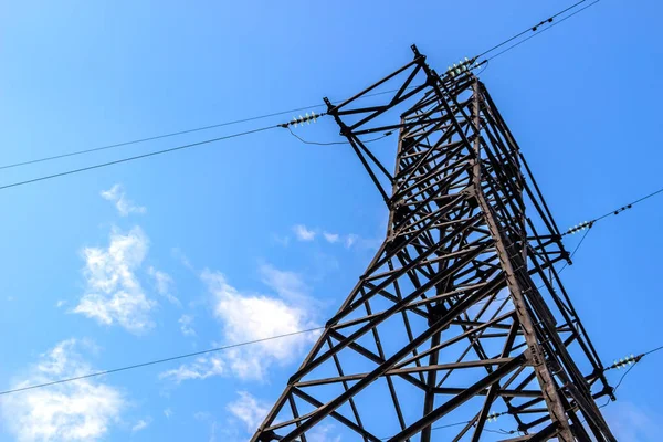 Power line podporu proti modré obloze na pozadí — Stock fotografie