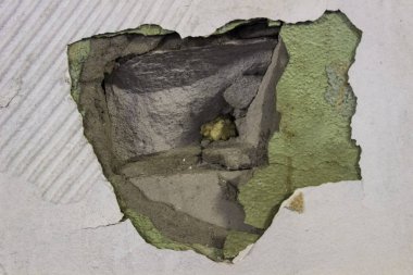 Kurşundan duvarda delik