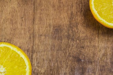 Ahşap masada yukarıda portakal suyu bir bardak. Portakal suyu, meyve ürün ekranı veya montaj için hazır boş.