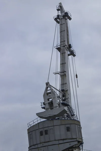 Crane in seaport against the sky — Stock Photo, Image