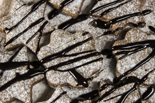 Çikolata şurubu ve şeker topları beyaz tabakta ile Noel tatlılar