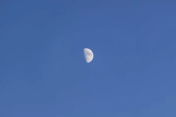 Луна против голубого неба — стоковое фото