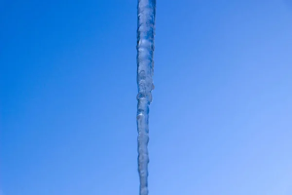 Eiszapfen gegen den blauen Himmel — Stockfoto