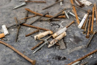 Sigara izmaritleri ve tırnakları yakın çekim kültablası