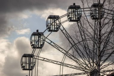Fırtınalı bir gökyüzüne karşı dönme dolap