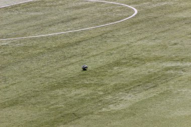 Topla futbol sahasının ortası