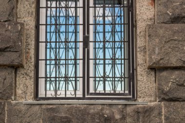 Ferforje ızgaralı pencere, bina cephesi