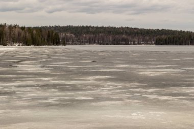Göl buz kütleleri ile