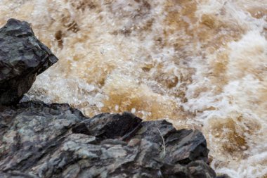 Büyük dalgalar ile fırtına dağ Nehri
