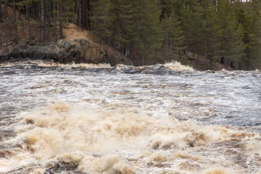 Büyük dalgalar ile fırtına dağ Nehri