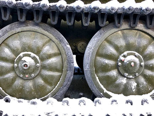 The wheel on the caterpillar of the tank — Stock Photo, Image