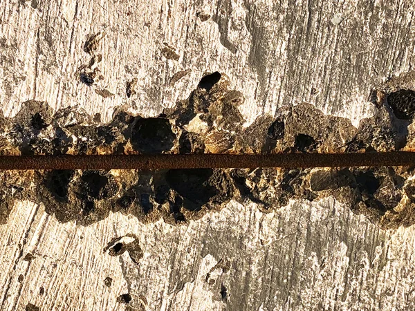Accesorios de hierro en una pared de hormigón — Foto de Stock