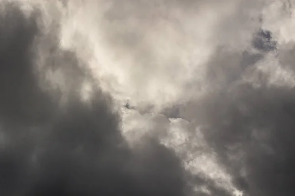 Stormiga moln med solen — Stockfoto