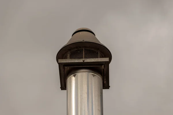 Gri gökyüzüne karşı havalandırma borusu — Stok fotoğraf