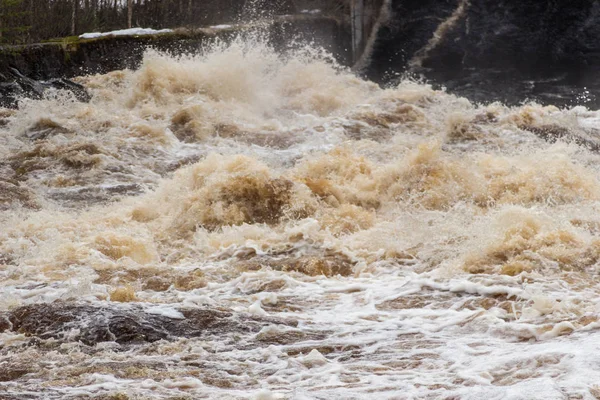 Stormachtige berg rivier met grote golven — Stockfoto