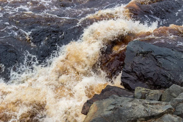 Stormachtige berg rivier met grote golven — Stockfoto