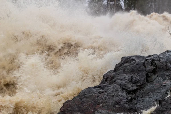 Rio de montanha tempestuoso com ondas grandes — Fotografia de Stock