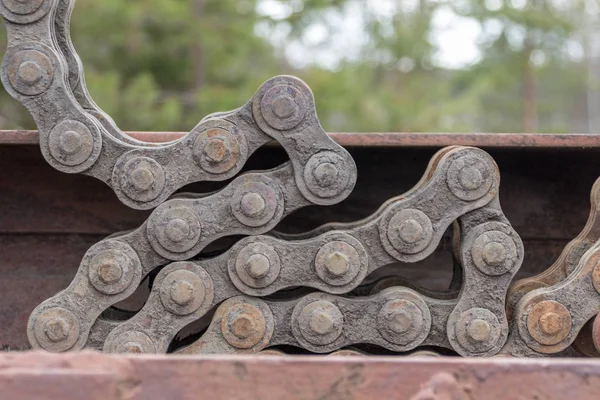 Rusty chain of a lifting mechanism, close-up — Stock Photo, Image