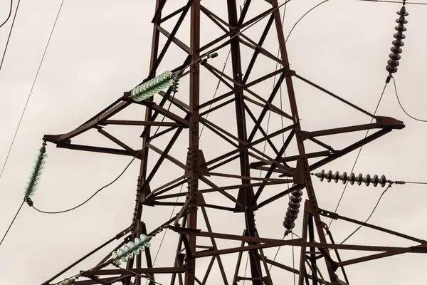 Líneas eléctricas contra el cielo gris — Foto de Stock
