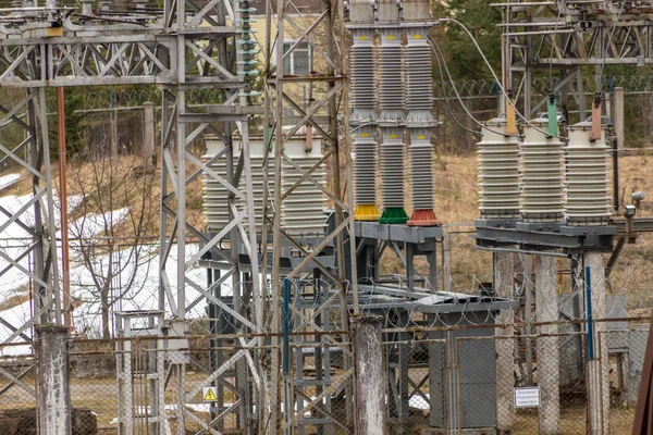 Podstacja elektryczna w lesie — Zdjęcie stockowe