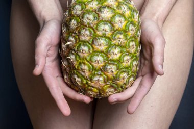 Güzel genç kız siyah bir arka plan üzerinde ananas samimi yerler kapsar, cilt için şekerleme