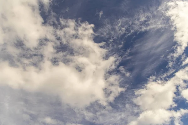 Bílé hromadné mraky na modré obloze ve dne. Přírodní pozadí fotografie textura — Stock fotografie