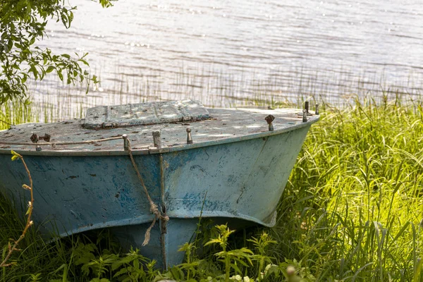 绿草湖上的蓝船 — 图库照片
