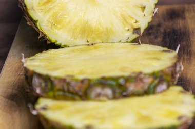 Olgun ananas ve ahşap arka plan tropikal meyve ananas dilimleri