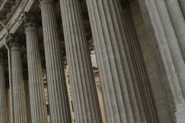 Taşlı cephe mimari pencere kemerleri ve sütunları. Ortaçağ kale kilise dış. Minimal mimari tasarım ve detay.