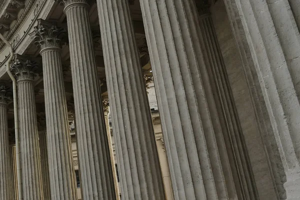 Stoned elewacji architektoniczne łuki okienne i kolumny. Średniowieczny Zamkowy Kościół zewnątrz. Minimalistyczny design i szczegóły architektury. — Zdjęcie stockowe