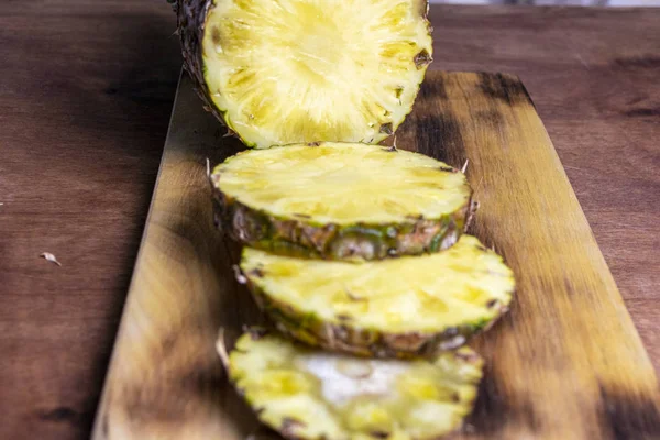 Olgun ananas ve ahşap arka plan tropikal meyve ananas dilimleri.