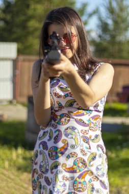 Dış ormanda av tüfeği ile nişan güzel avcı kız. Optik görme karabina.