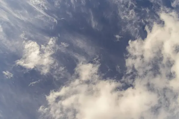 Witte cumulus wolken aan de blauwe hemel overdag. Natuurlijke achtergrond foto textuur — Stockfoto