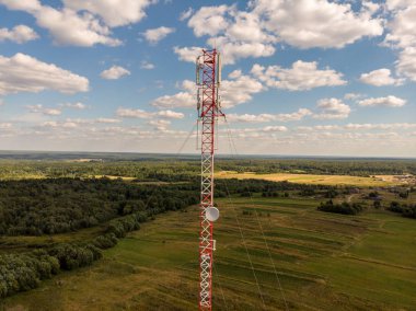 Ormanda hücre kulesi, drone görünümü