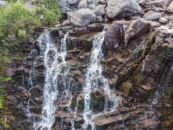 Bergwasserfall mit Drohne — Stockfoto