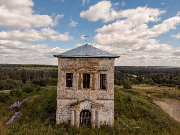 Vue de l'ancienne église en brique — Photo