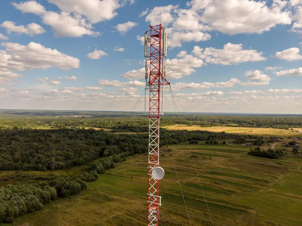 Buněčná věž v lese, pohled z dronu — Stock fotografie