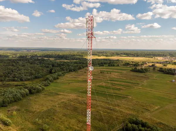 Buněčná věž v lese, pohled z dronu — Stock fotografie