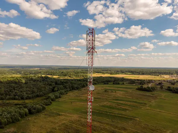 Buněčná věž v lese, pohled z dronu — Stock fotografie