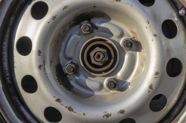 ıslak araba tekerleği. Araba Lastik yıkama.