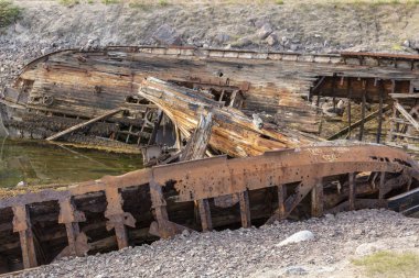 eski batık ya da terk edilmiş batık balıkçı gemisi kırık, kıyıya yakın kendi tarafında yatıyor